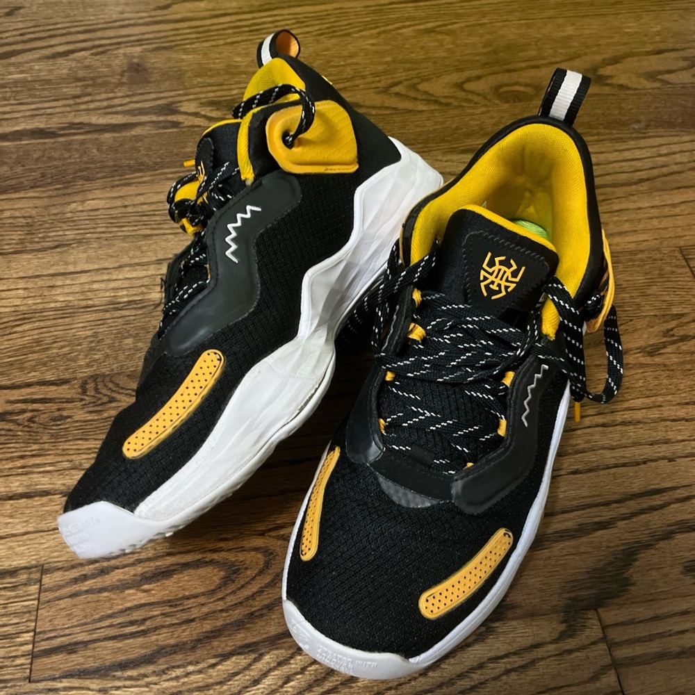 barely worn men’s donovan mitchel basketball shoes
